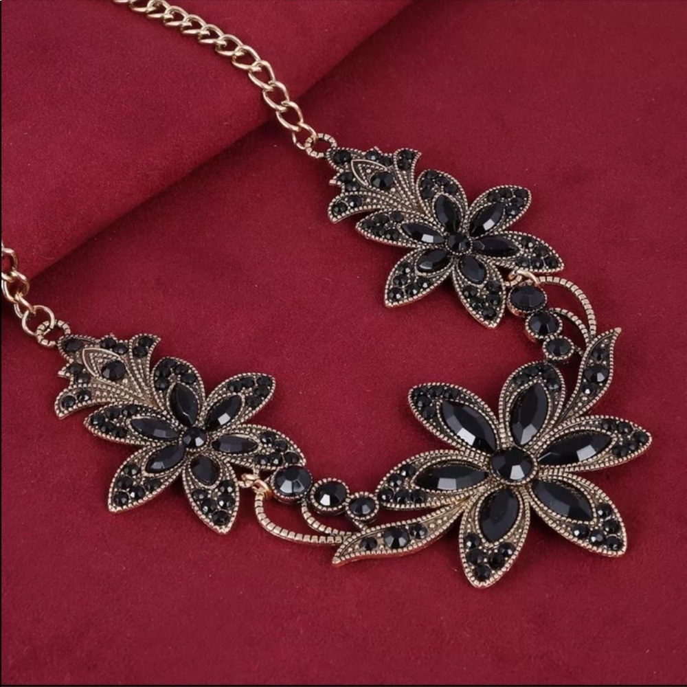 Flower statement necklace - Picture 3 of 3